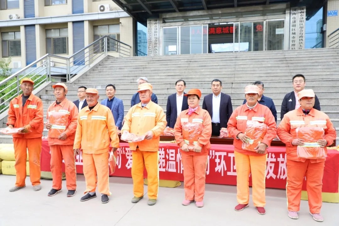 愛(ài)心傳遞 溫情捐贈(zèng)—長(zhǎng)田實(shí)業(yè)向環(huán)衛(wèi)工人捐贈(zèng)環(huán)衛(wèi)服裝1200余套