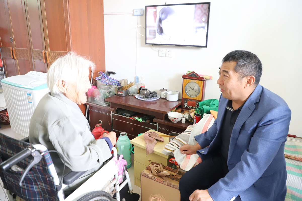 慰問孤寡老人 傳遞濃濃溫情 ——長田實(shí)業(yè)董事長張勇為濟(jì)陽街道敬老院老人送去中秋祝福