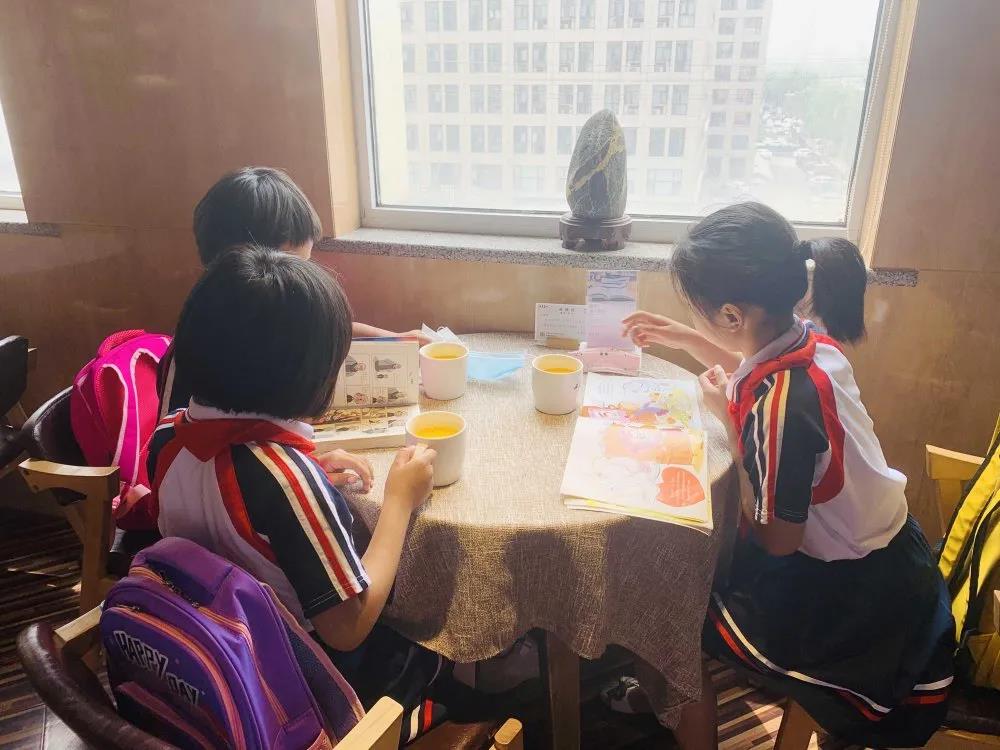 大手牽小手 溫情暖童心 —華百廣場攜手區(qū)婦聯(lián)、肯德基開展六一兒童節(jié)獻(xiàn)愛心活動(dòng)