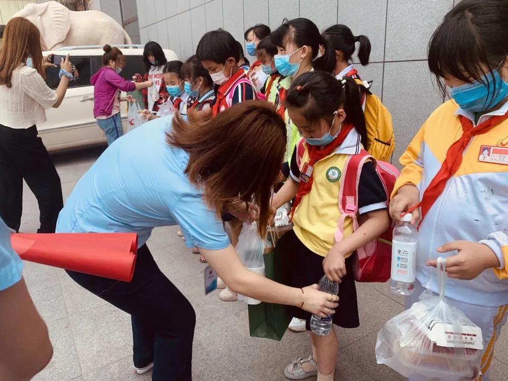 大手牽小手 溫情暖童心 —華百廣場攜手區(qū)婦聯(lián)、肯德基開展六一兒童節(jié)獻(xiàn)愛心活動(dòng)