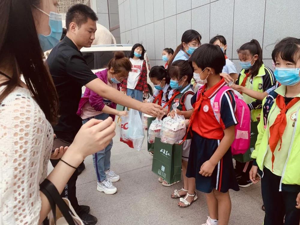 大手牽小手 溫情暖童心 —華百廣場攜手區(qū)婦聯(lián)、肯德基開展六一兒童節(jié)獻(xiàn)愛心活動(dòng)