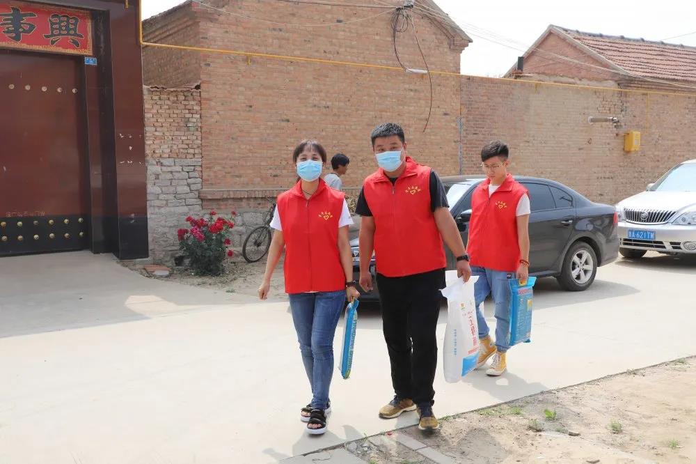 扶貧濟(jì)困獻(xiàn)愛心 真情幫扶暖人心 —長田實業(yè)團(tuán)委開展“金暉助老?青年文明號送溫暖”活動