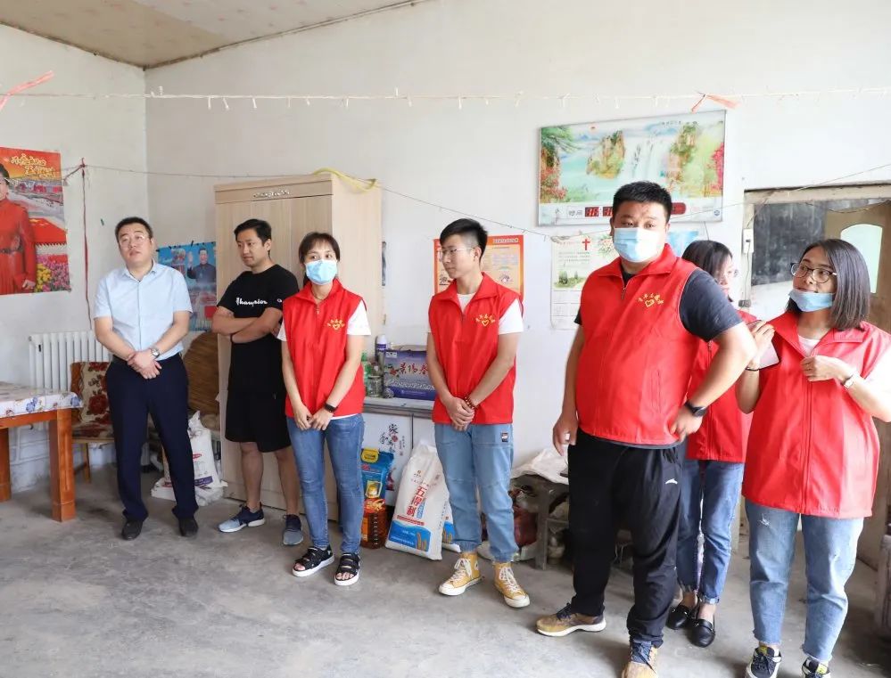 扶貧濟(jì)困獻(xiàn)愛心 真情幫扶暖人心 —長田實業(yè)團(tuán)委開展“金暉助老?青年文明號送溫暖”活動