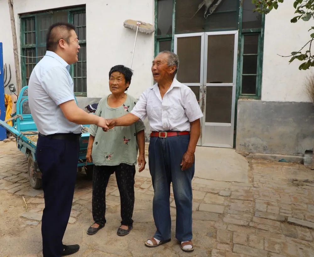 扶貧濟(jì)困獻(xiàn)愛心 真情幫扶暖人心 —長田實業(yè)團(tuán)委開展“金暉助老?青年文明號送溫暖”活動