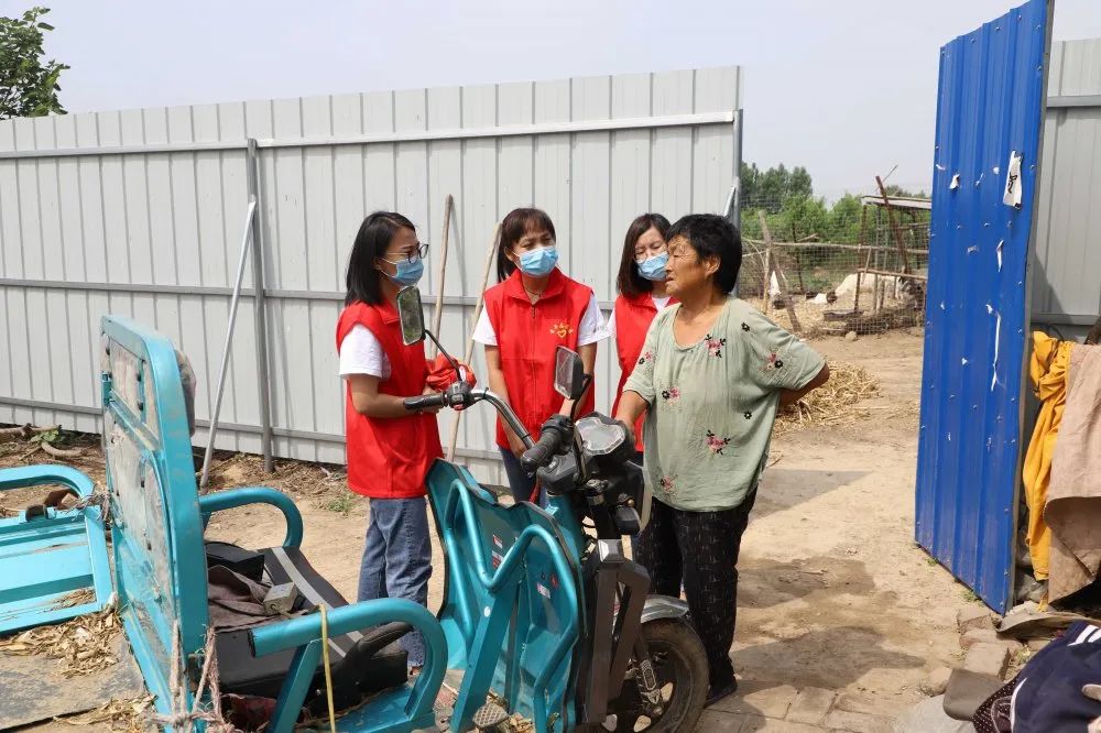 扶貧濟(jì)困獻(xiàn)愛心 真情幫扶暖人心 —長田實業(yè)團(tuán)委開展“金暉助老?青年文明號送溫暖”活動