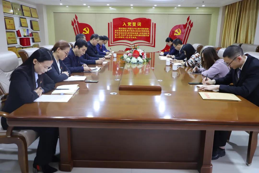 12月2日，長(zhǎng)田實(shí)業(yè)黨支部在黨員會(huì)議室召開(kāi)黨員大會(huì)，討論李少峰等3名預(yù)備黨員轉(zhuǎn)正事宜。濟(jì)北開(kāi)發(fā)區(qū)黨建辦李陽(yáng)同志、趙亞中同志到會(huì)指導(dǎo)。長(zhǎng)田實(shí)業(yè)黨員、預(yù)備黨員參加會(huì)議，黨支部書(shū)記張勇主持會(huì)議。  