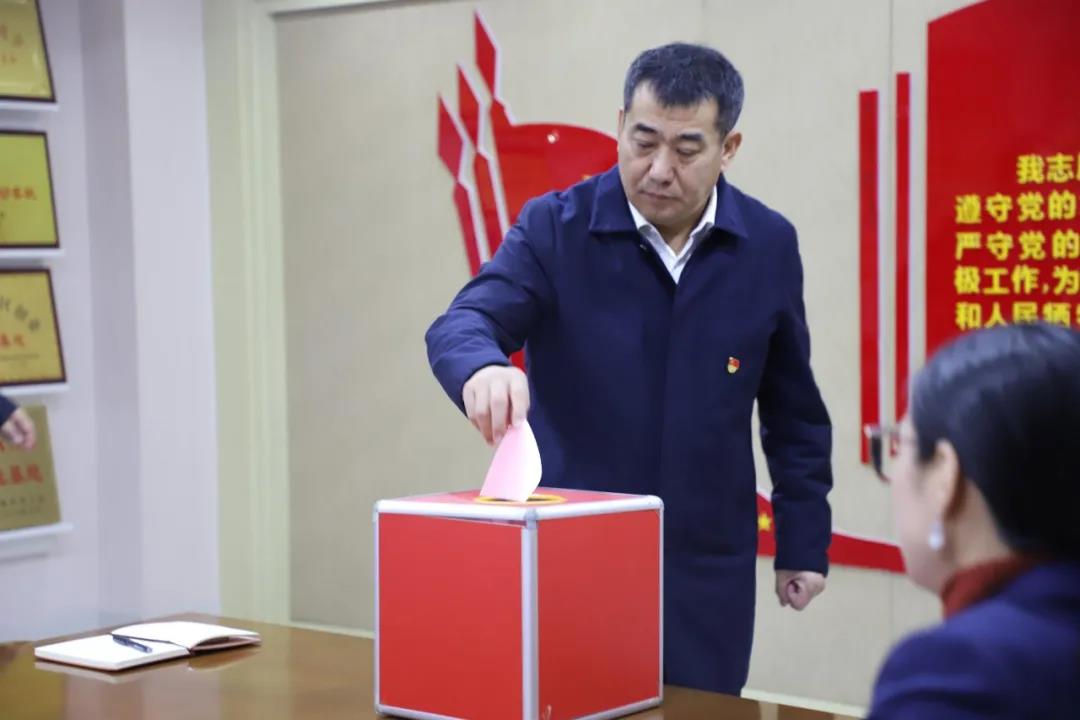 12月2日，長(zhǎng)田實(shí)業(yè)黨支部在黨員會(huì)議室召開(kāi)黨員大會(huì)，討論李少峰等3名預(yù)備黨員轉(zhuǎn)正事宜。濟(jì)北開(kāi)發(fā)區(qū)黨建辦李陽(yáng)同志、趙亞中同志到會(huì)指導(dǎo)。長(zhǎng)田實(shí)業(yè)黨員、預(yù)備黨員參加會(huì)議，黨支部書(shū)記張勇主持會(huì)議。  